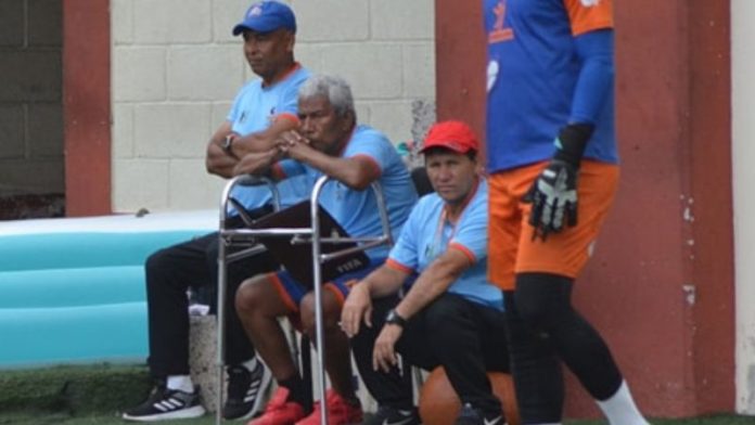 El técnico de Lobos UPNFM, Héctor Castellón, podría perderse el partido de debut en el torneo de Apertura contra Motagua.