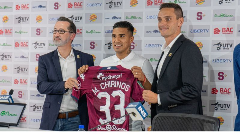 Michaell Chirinos fue presentado oficialmente por el Saprissa y portará la camisa con el número 33.