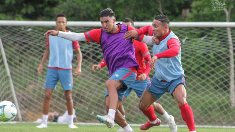 El delantero Michaell Chirinos está en los planes del técnico de Olimpia, Pedro Troglio.