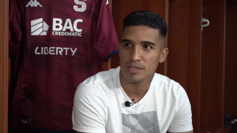 El ex Olimpia, Mario Chirinos, visitó los camerinos del Saprissa.