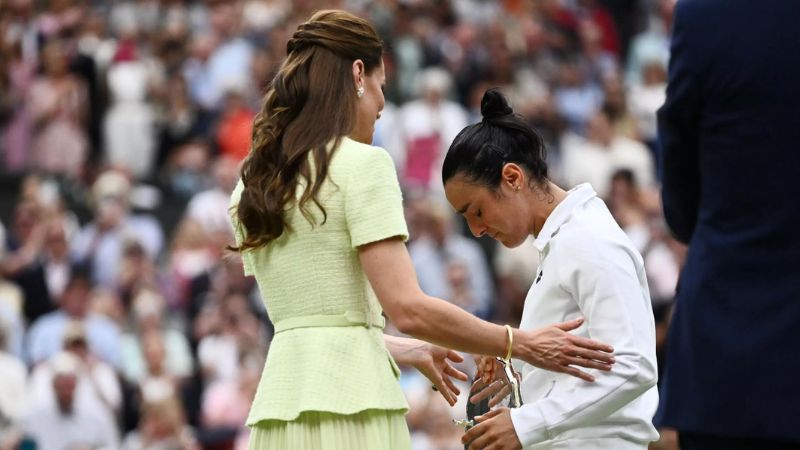 La princesa de Gales Catalina (izquierda) consuela a la tunecina Ons Jabeur tras perder la final de Wimbledon ante la checa Marketa Vondrousova.