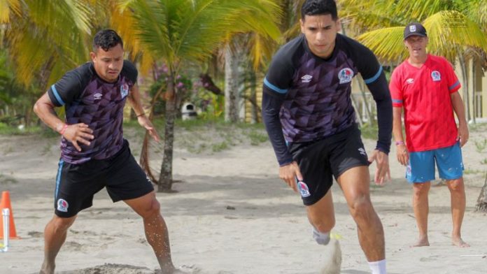 Los volantes de contención German Mejía y Carlos Pineda trabajan supervisados por el técnico del Olimpia, Pedro Troglio.