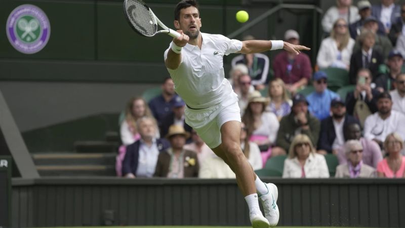 El tenista Novak Djokovic luce impecable en Wimbledon que está siendo afectado por la lluvia.