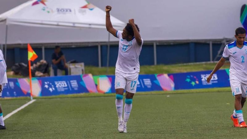 El delantero Exon Arzú celebra el gol que le dio la medalla de bronce a Honduras.