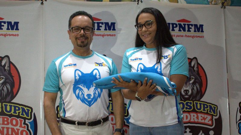 La nadadora Fátima Banegas es la abanderada de la delegación de la UPNFM en los Juegos Deportivos Universitarios.