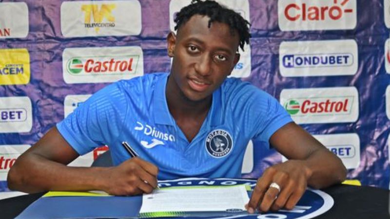 El joven mediocampista Anthony García firmó el respectivo contrato que lo liga a Motagua.