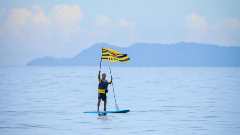 La bandera del Real España flamea en la aguas del Mar Caribe.