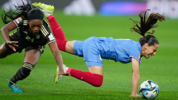 La candidata al título, la selección de Francia, tuvo un tropiezo en su debut en el Mundial Femenino al empatar con Jamaica.