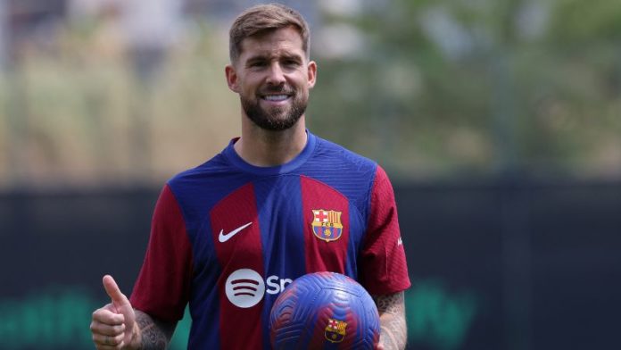 El defensa Iñigo Martínez fue presentado como nuevo jugador del Barcelona.