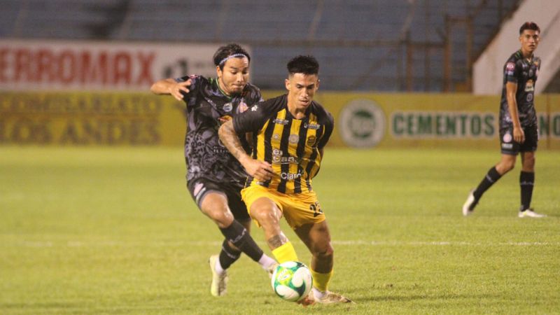 El mediocampista argentino Juan Vieyra anotó uno de los goles de la "Máquina" sobre el Isidro Metapán de El Salvador.