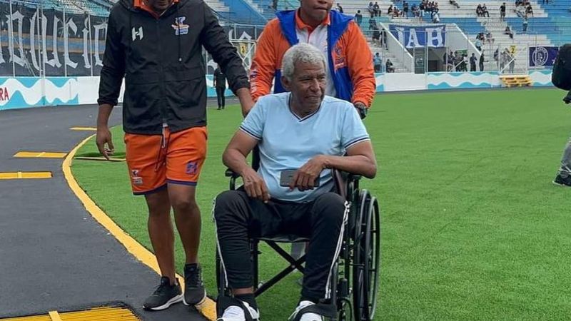 Héctor Castellón llegó en silla de ruedas al estadio Nacional "Chelato Uclés".