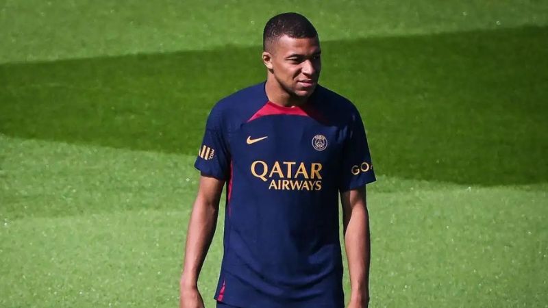 El nuevo técnico del PSG, Luis Enrique, decidió dejar a MBappé al margen de la gira por Asia.