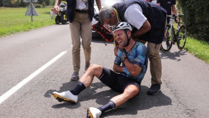 El británico Mark Cavendish tuvo una caída en la etapa de este sábado que lo obligaría a decirle adiós al Tour de Francia.