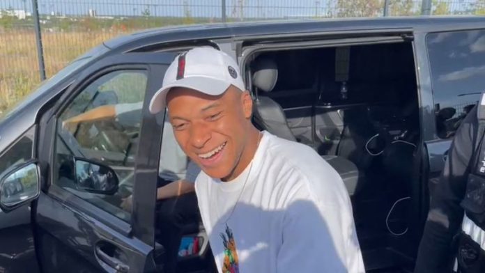 El delantero del PSG, Kylian Mbappé, se tomó fotografías con aficionados del club.