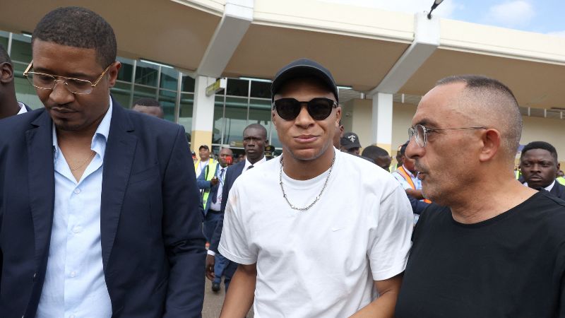 El delantero del París Saint-Germain Kylian Mbappé visitó Camerún, el país de su padre.