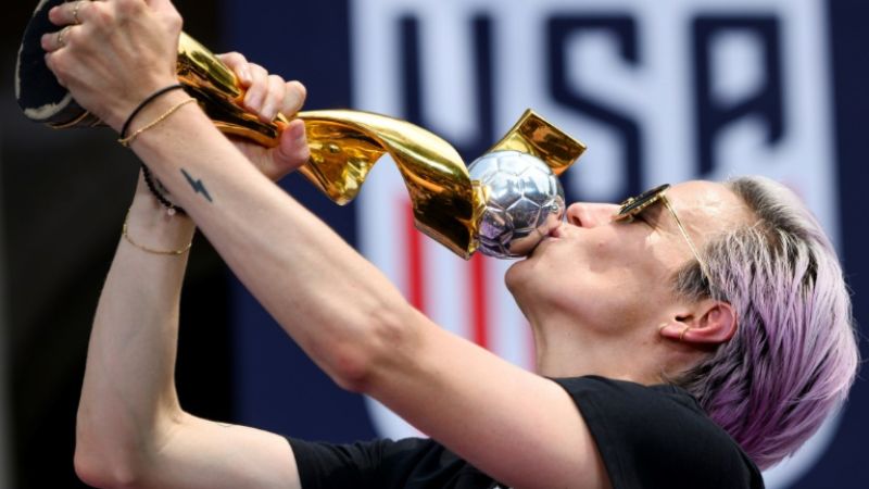 La futbolista estaounidense Megan Rapinoe besa el trofeo de campeonas del mundo el 10 de julio de 2019 en la celebración del título en Nueva York.