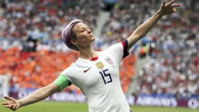 La jugadora estadounidense Megan Rapinoe anunció su retiro del fútbol al final de la temporada.