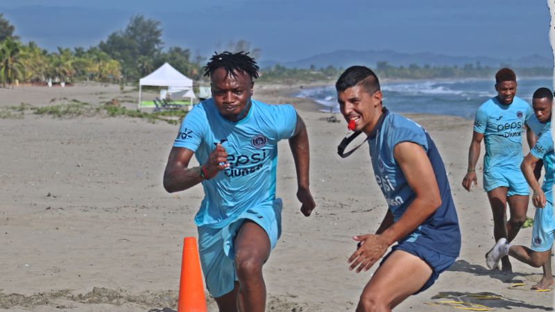 El plantel de jugadores de Motagua trabajó por más de una semana en las playas de Tela.