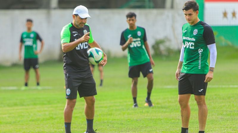 El asistente técnico, Nerlyn Membreño, brinda indicaciones durante los trabajos de pretemporada del Marathón.