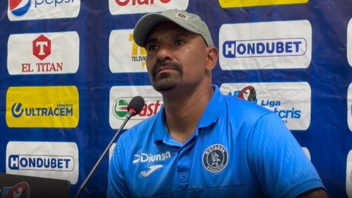 El técnico del equipo Motagua, Ninrod Medina, salió inconforme por el accionar de sus dirigidos frente a Lobos UPNFM.