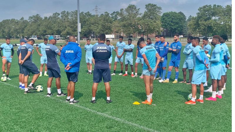 Ninrod Medina habla con sus jugadores previo al entrenamiento en tierra estadounidense.