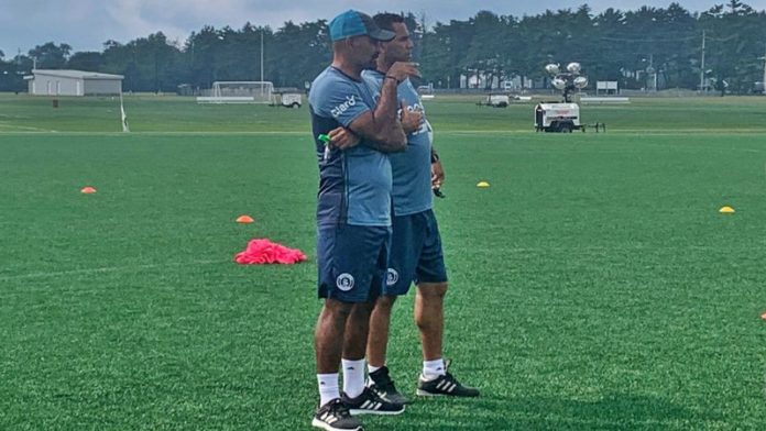 Ninrod Medina y su asistente técnico, Jorge Lozano, analizan el desenvolvimiento de los jugadores motagüenses.