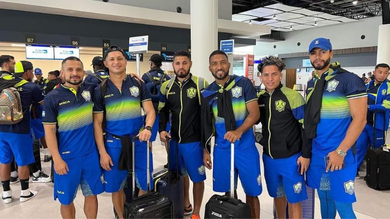 El plantel de jugadores de Potros de Olancho FC viajó este domingo a Costa Rica para enfrentar el martes a la Liga Deportiva Alajuelense por la Copa Centroamericana de Concacaf.