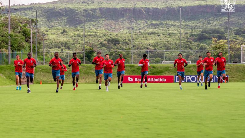 El mediocampista Jack Jean Baptiste sabe que en Olimpia será difícil sumar minutos con sus compañeros Carlos Pineda y German Mejía.