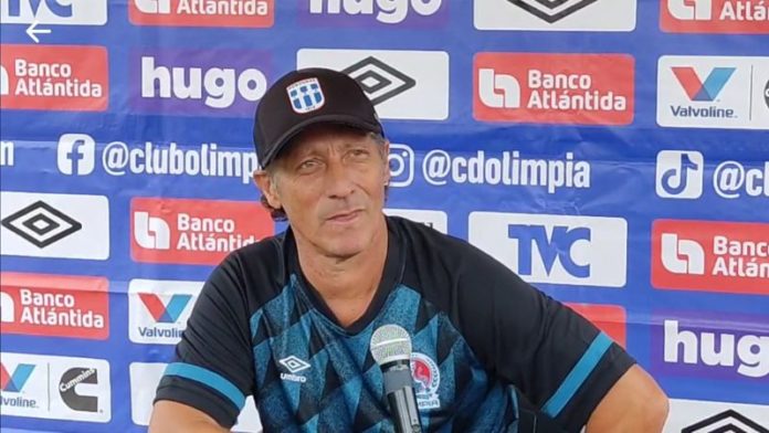 El técnico del Olimpia, Pedro Troglio, confió que con el cuadro albo solo tiene un contrato verbal por un año.