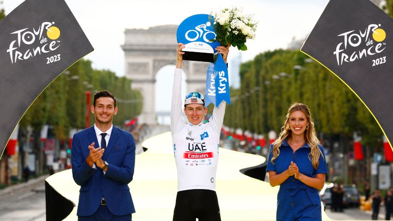El esloveno Tadej Pogacar subió al podio en la última jornada del Tour de Francia.