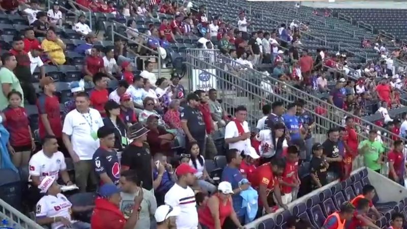 Los aficionados hondureños apoyaron en todo momento al equipo Marathón en el Subaru Park de Philadelphia.