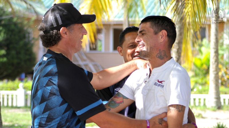 El ex delantero del Olimpia, Ramiro Bruschi, se saluda con el técnico Pedro Troglio.