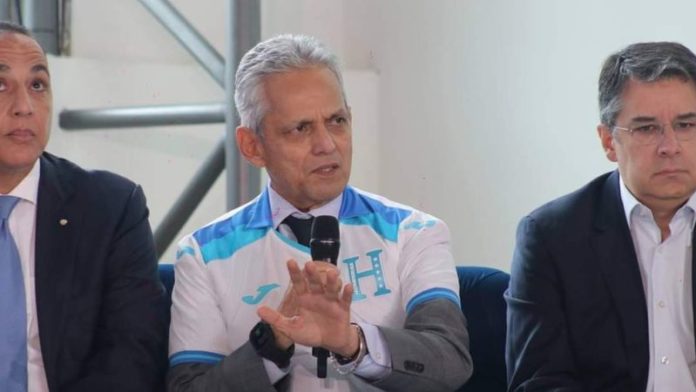 El seleccionador nacional, Reinaldo Rueda, les pide a los jugadores hondureños escribir una nueva historia.