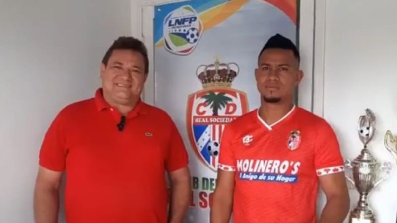 El presidente de la Real Sociedad, Ricardo Elencoff, posa con el delantero Marco Tulio Vega.