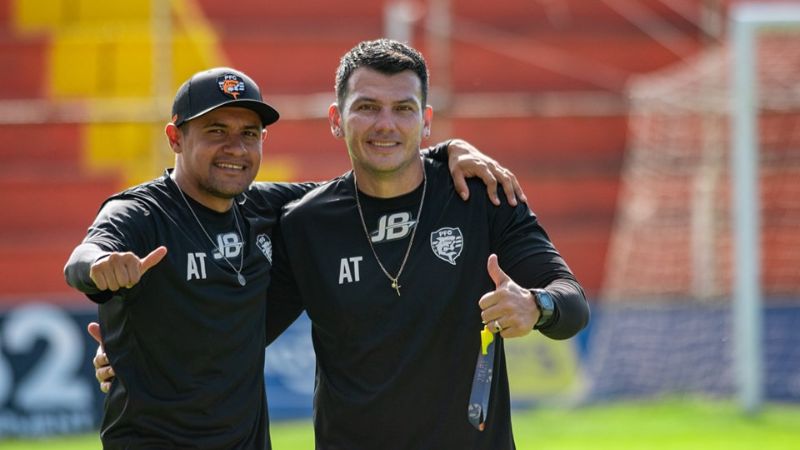 Roger Rojas (izquierda) realiza labores de asistente técnico en el equipo Puntarenas de Costa Rica.