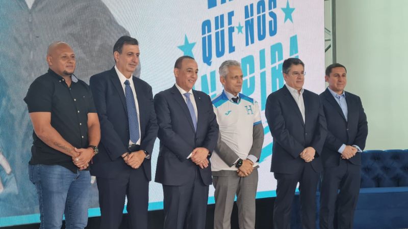 El seleccionador nacional Reinaldo Rueda se puso la camisa de la H.