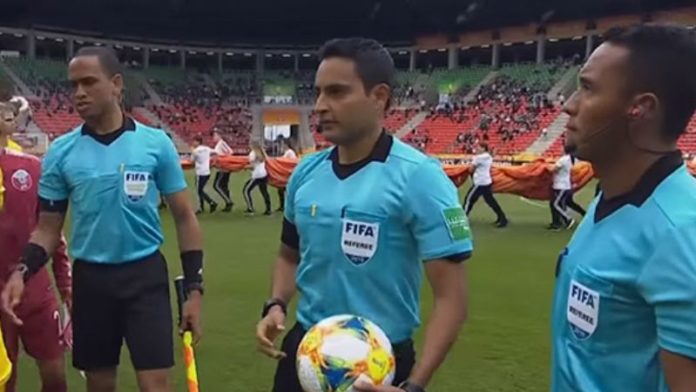 El árbitro central hondureño Saíd Martínez fue designado para dirigir el partido por los cuartos de final entre México y Costa Rica.