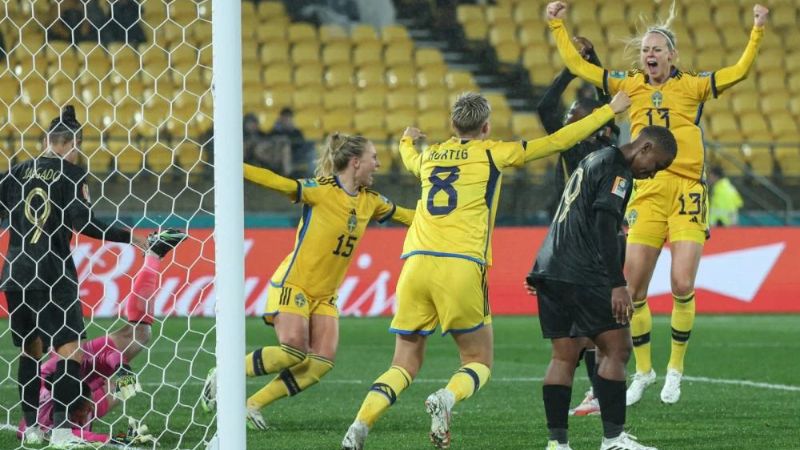 Las jugadoras de Suecia festejan uno de los goles que le convirtieron a Sudáfrica.