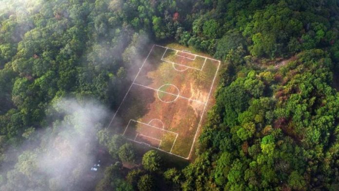 En el cráter del volcán se juega la liga de aficionados Santa Cecilia.