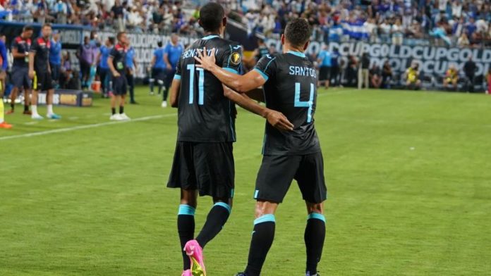 Los jugadores de la Selección Nacional, Jerry Bengtson y Marcelo Santos, lamentan no haber podido pasar a la siguiente fase de la Copa Oro.