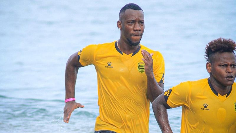 Los jugadores del Real España realizan los trabajos de pretemporada en las playas de Tela.