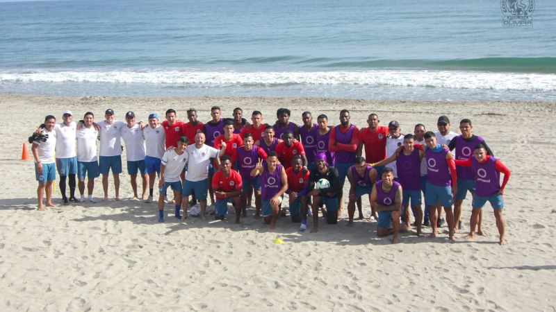 El plantel de jugadores del Olimpia se despidió de las playas de Tela y ahora se alista para viajar a los Estados Unidos.