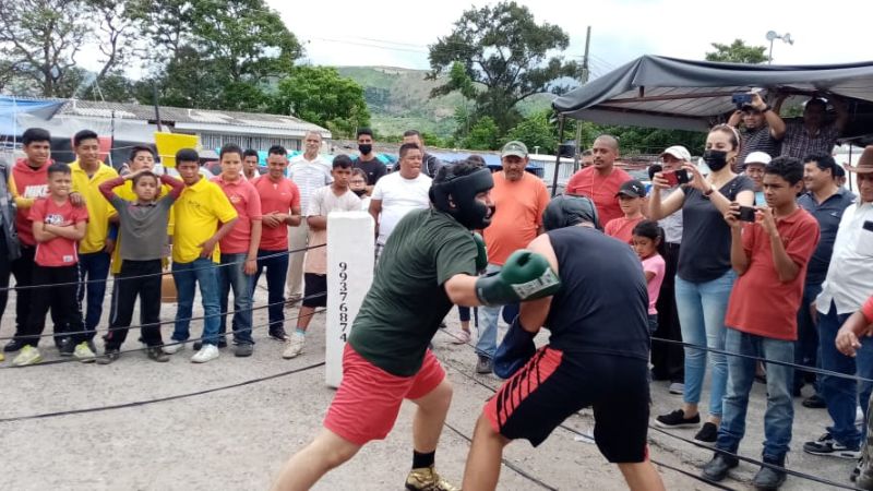Con ocho interesantes peleas se completó la velada boxística de este sábado en la Feria del Agricultor de Tegucigalpa.