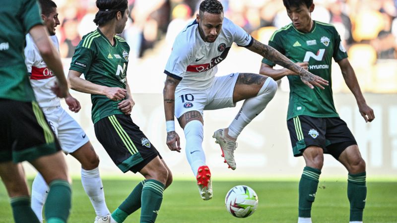 En un partido amistoso contra el Jeonbuk Motors, Neymar anotó dos goles e hizo de las suyas.