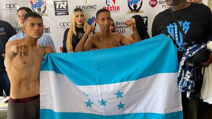 El boxeador hondureño, Gerardo "Chocolate" Sánchez (izquierda), se reporta listo para su combate de este viernes en Panamá.