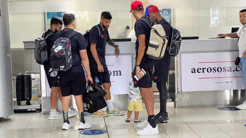 Convencidos que matemáticamente no están eliminados, los jugadores de Olimpia viajaron este domingo a El Salvador para enfrentar el martes al FAS.