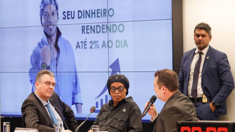 A Dinho se le acusa de ser socio-propietario de la compañía 18K Ronaldinho.