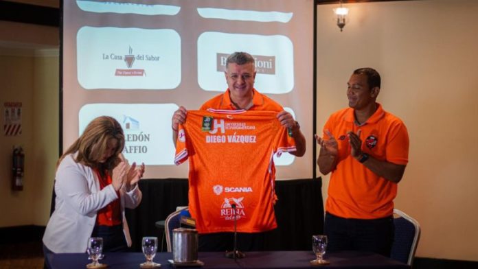 Diego Vázquez fue presentado como nuevo técnico del equipo Puntarenas FC de Costa Rica.