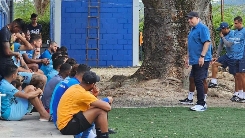 El presidente de Motagua, Eduardo Atala, visitó este domingo al plantel de jugadores.