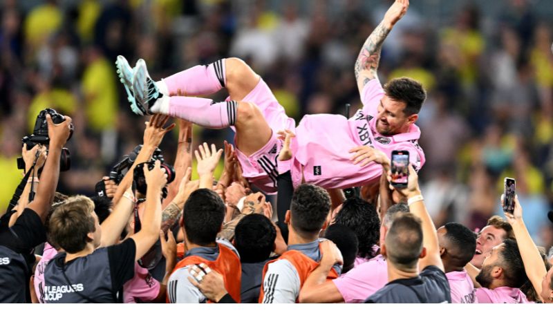 Lionel Messi es levantado en hombros luego de ganar la primera edición de la Leagues Cup 2023 con el Inter Miami de la MLS.